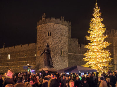 Weihnachtsbaum mit Schloss im Hintergrund