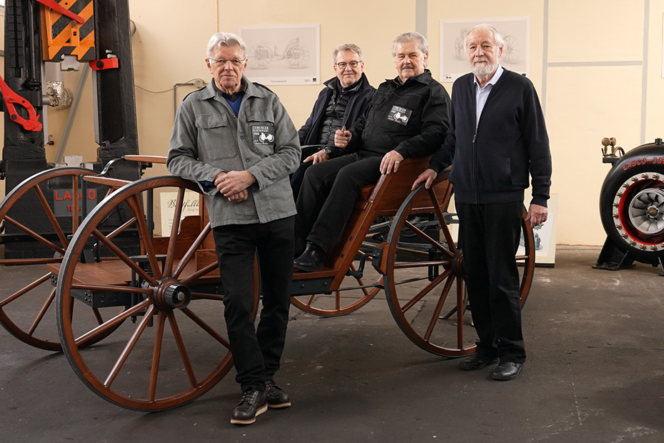 Enthusiastisch: Das „Flocken-Team“ mit fast fertigem Nachbau (von links: Peter Langendorf, Making Culture e.V., Gerhard Kampe,Making Culture e.V., Rolf Sander, ehem. Berufsschule Coburg, Rupert Appeltshauser, Initiative Stadtmuseum; nicht mit auf dem Foto: Axel Lindner,
Seniorexperte Hochschule Coburg und Walter Ehrlicher, ehem. Berufsschule Coburg)